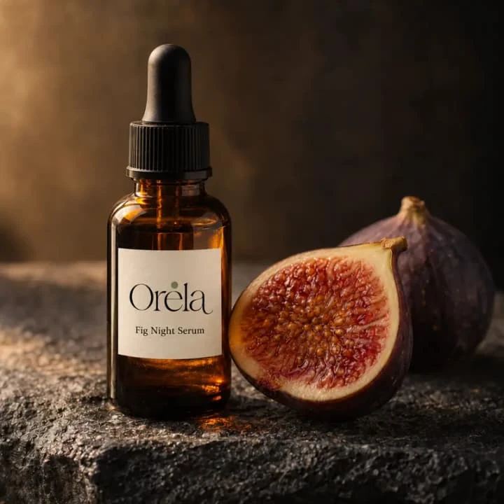 Concept serum με κεχριμπαρένιο μπουκάλι, σύκο και κατευθυντικό φως. Εικόνα με AI.